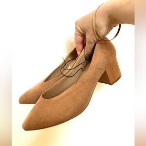 NWT Torrid Pointed Toe Block Heel Pumps 9.5 WIDE  Faux Suede Tan Camel Classic